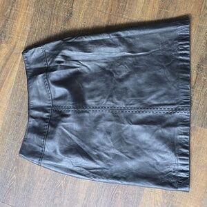 Apostrophe black leather sz 8 mini skirt. EUC.  Lined.
